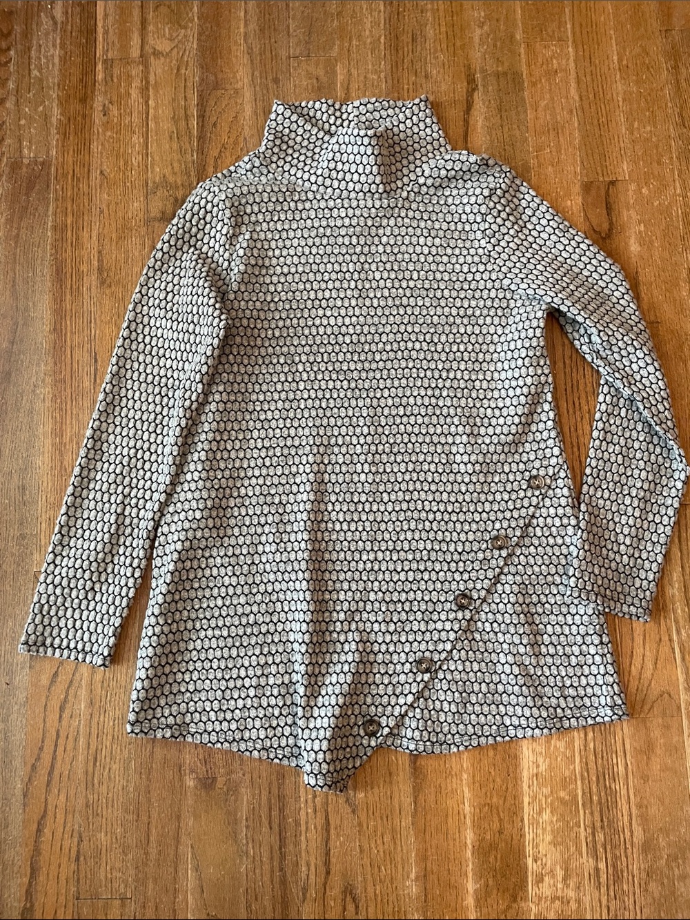 New York Laundry Black and White Patterned Turtleneck shirt